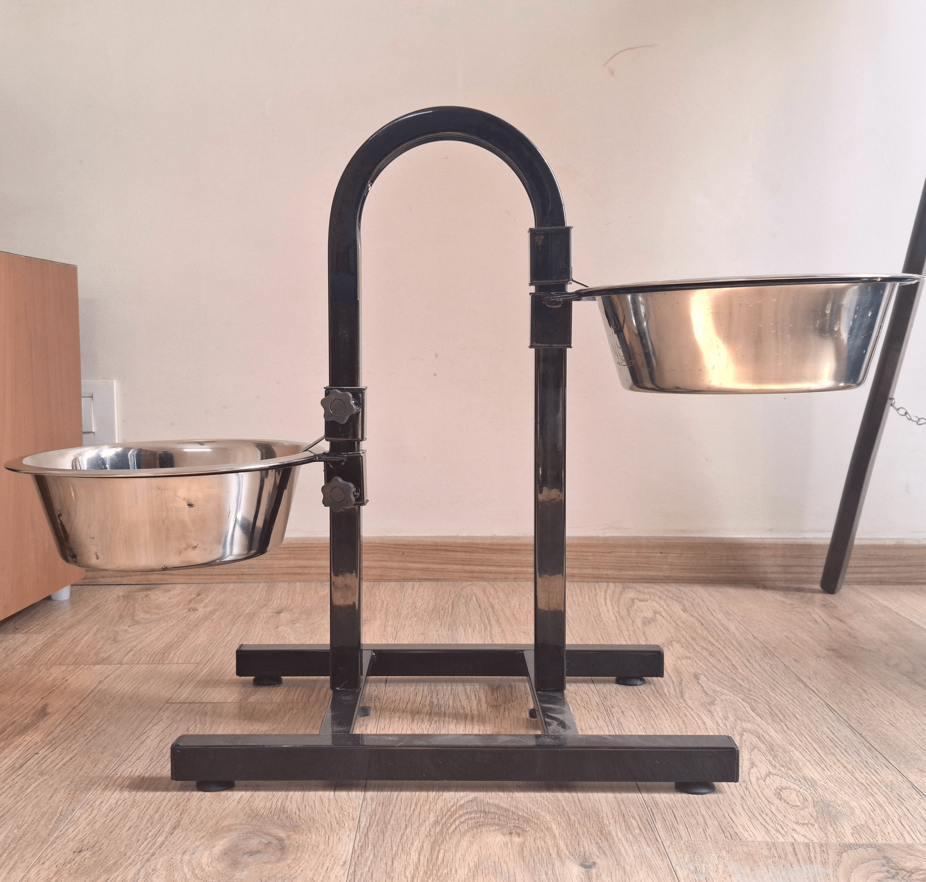 U-shaped double diner with dual stainless steel bowls and non-slip base for mess-free, hygienic mealtimes | Non-slip feeding stand